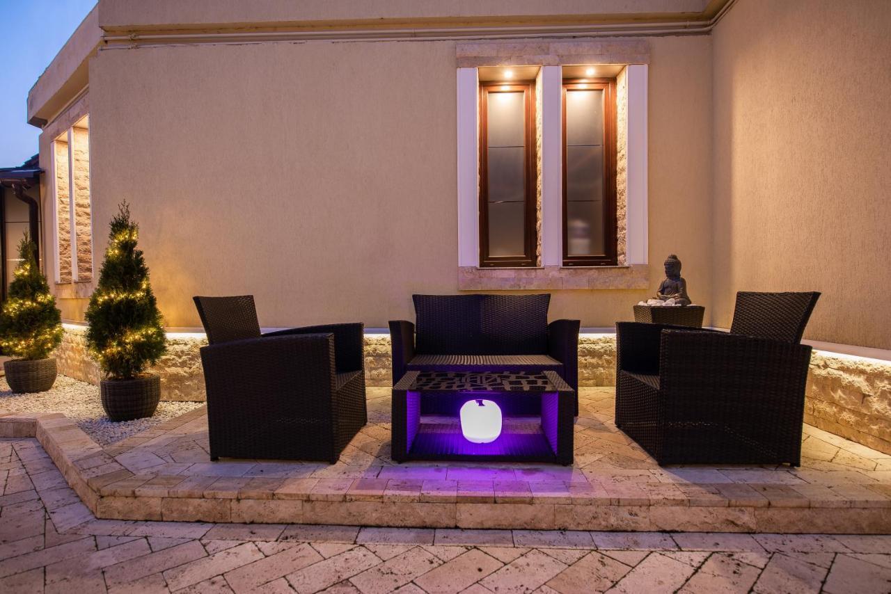 H & V Residence - Bungalow Apartment Arad Exterior foto