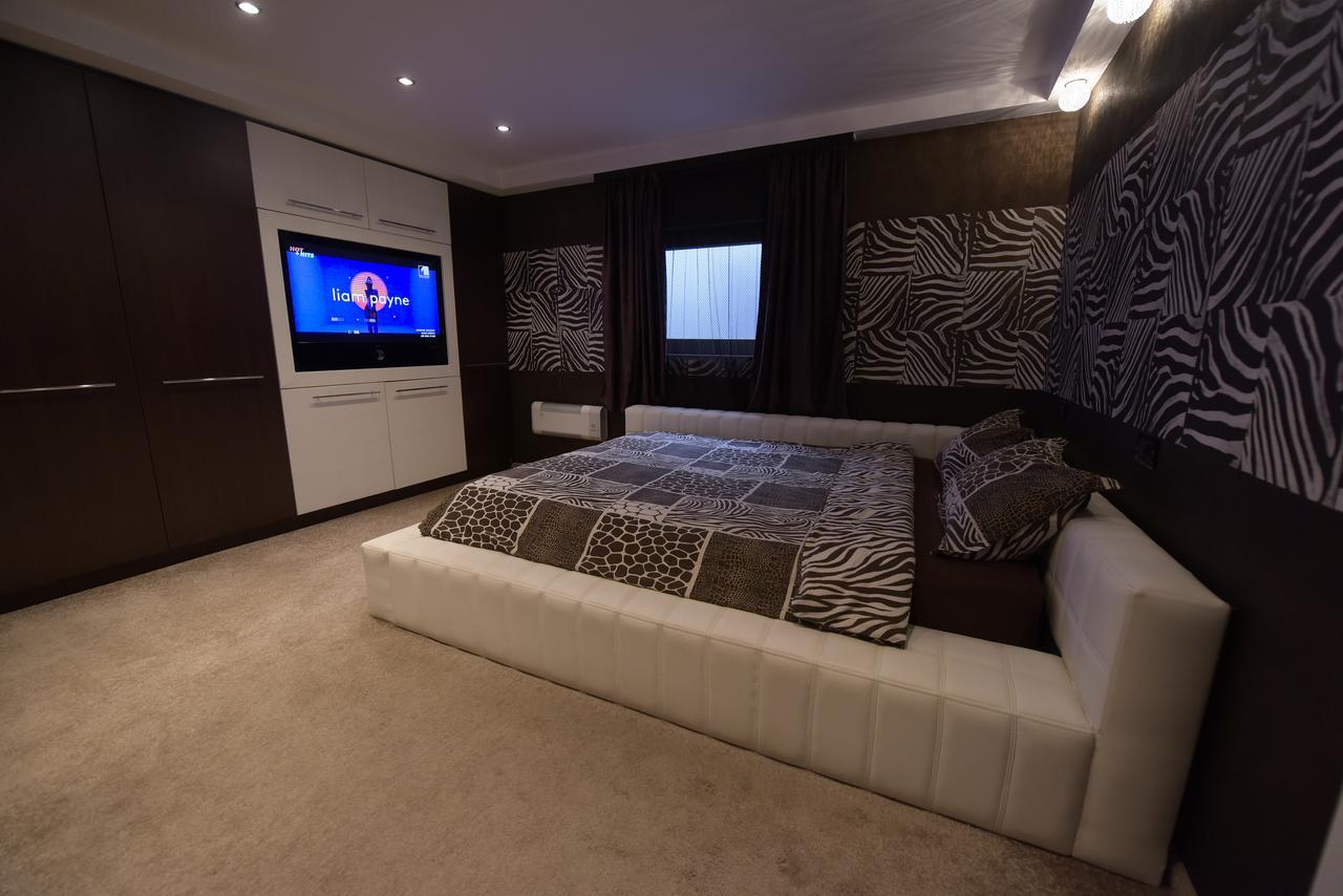 H & V Residence - Bungalow Apartment Arad Exterior foto